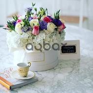 Elegant and white - Box with flowers