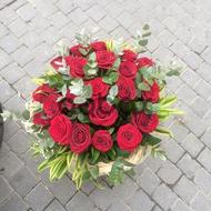 Choice of love with roses - Box with flowers