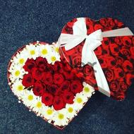 Bright love feelings - Box with flowers